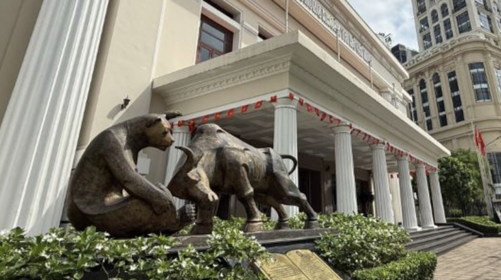 'Bò tấn công' xuất hiện trước HoSE: Biểu tượng mới cho kỳ vọng chứng khoán Việt - Ảnh 2.