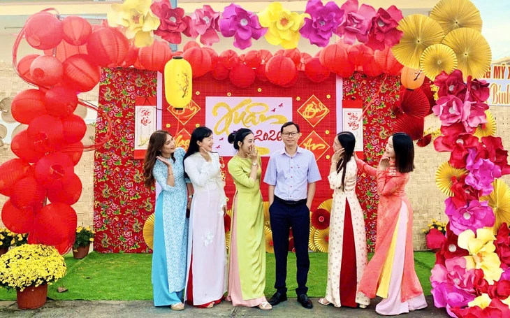 Nhiều trụ sở xã, phường ở Cần Thơ khoác áo mới đón dân đến vui chơi, chụp ảnh - Ảnh 4.