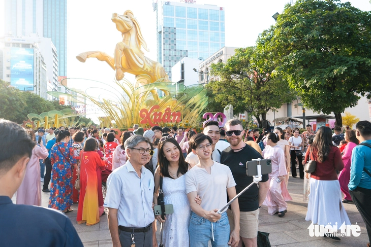 Ngày 29 tháng chạp, người dân du xuân dưới tiết trời nắng gắt ở TP.HCM - Ảnh 1.