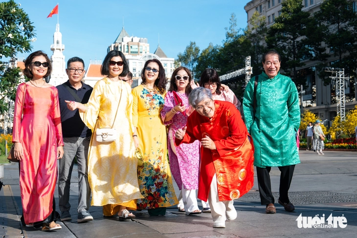 Ngày 29 tháng chạp, người dân du xuân dưới tiết trời nắng gắt ở TP.HCM - Ảnh 5.