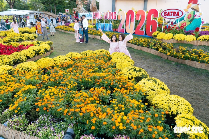 Ngày 29 tháng chạp, người dân du xuân dưới tiết trời nắng gắt ở TP.HCM - Ảnh 9.