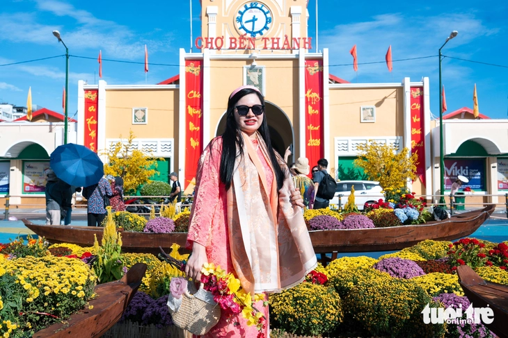 Ngày 29 tháng chạp, người dân du xuân dưới tiết trời nắng gắt ở TP.HCM - Ảnh 11.