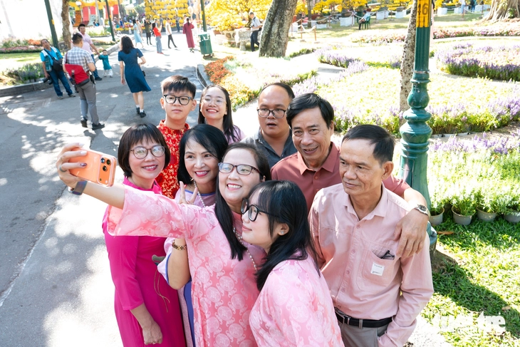 Ngày 29 tháng chạp, người dân du xuân dưới tiết trời nắng gắt ở TP.HCM - Ảnh 13.