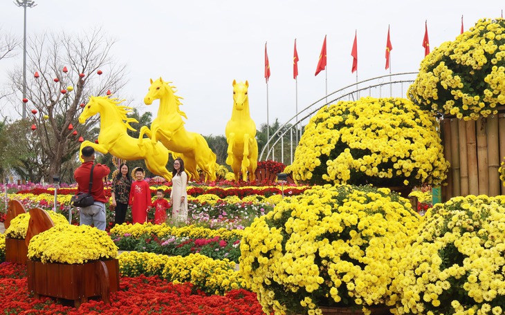 Du khách ùn ùn đổ về Hội An ngày mùng 1 Tết, phố cổ đông nghẹt người - Ảnh 12.