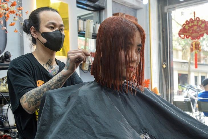 Cận giao thừa, rửa xe - cắt tóc ở Hà Nội tăng 30-50%, khách vẫn xếp hàng - Ảnh 7.