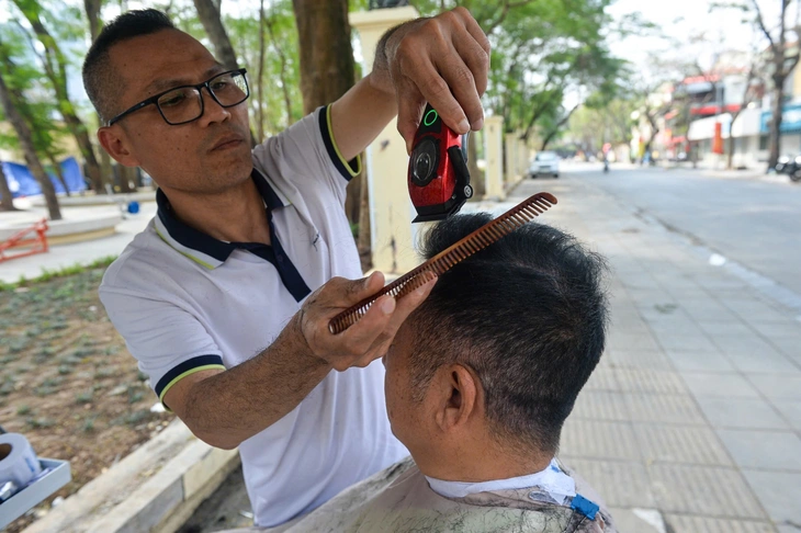 Cận giao thừa, rửa xe - cắt tóc ở Hà Nội tăng 30-50%, khách vẫn xếp hàng - Ảnh 8.