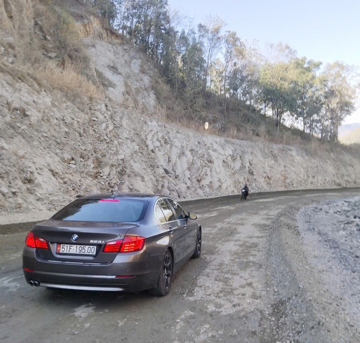 Cào lớp đá mi khiến xe cộ sa lầy trên đèo Đại Ninh - Ảnh 2.