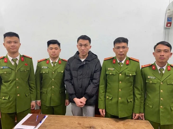 Kẻ bắt cóc, hiếp dâm ra đầu thú sau 8 năm trốn truy nã ở nước ngoài - Ảnh 1.