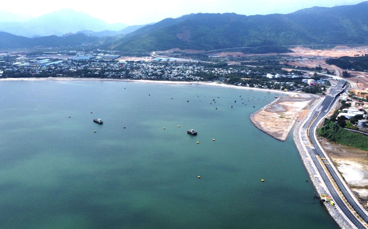 Cảng dưới chân đèo Hải Vân có gì mà chiều nào cũng đông kín người? - Ảnh 11.