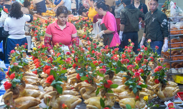 Gà lễ ngậm hoa hồng chạm mốc 1 triệu đồng/con, chợ Hà Nội 'nóng' ngày 29 Tết - Ảnh 1.