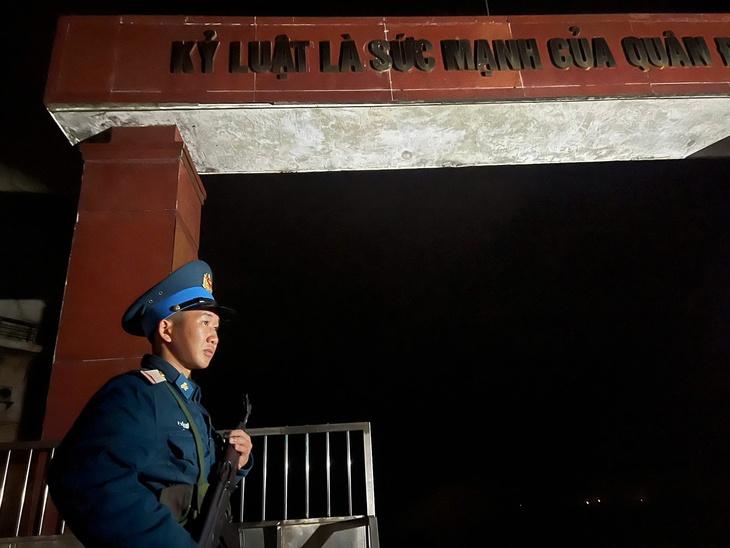 Ca gác 0h thời khắc giao thừa trên đỉnh Sơn Trà - Ảnh 2.