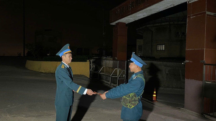 Ca gác 0h thời khắc giao thừa trên đỉnh Sơn Trà - Ảnh 3.