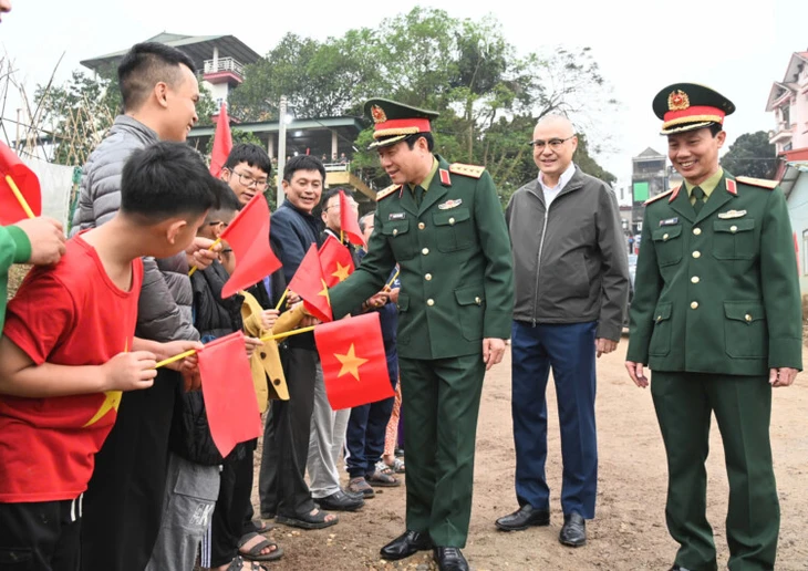 Cầu phao sông Lô - Ảnh 1.