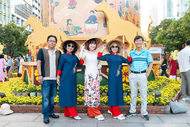 Ngày 29 tháng chạp, người dân du xuân dưới tiết trời nắng gắt ở TPHCM  - Ảnh 2.