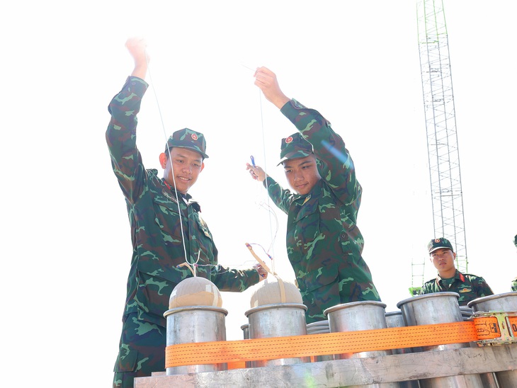 Cận cảnh trận địa 800 quả pháo hoa tầm cao sẽ bắn đêm giao thừa ở Cần Thơ - Ảnh 4.