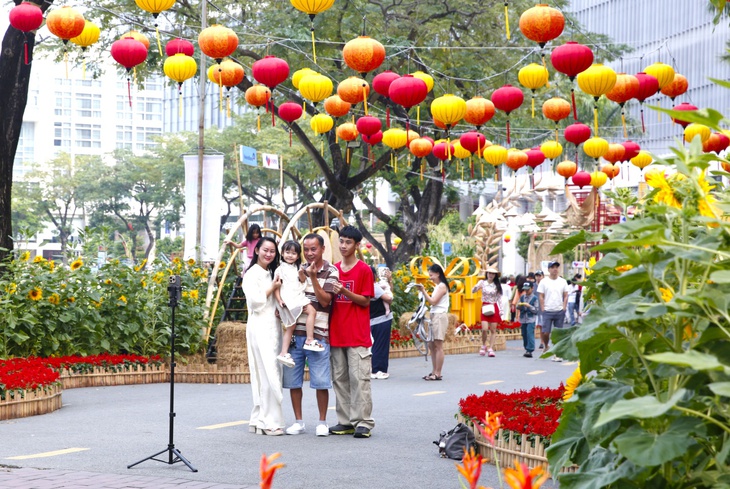 Những khoảnh khắc gắn kết trên Đường hoa Phú Mỹ Hưng 2026 - Ảnh 5.