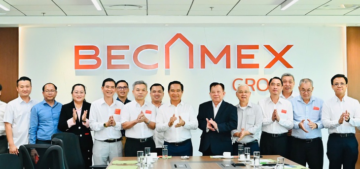 Chủ tịch UBND TP.HCM thăm công nhân môi trường, chúc Tết Becamex - Ảnh 3.