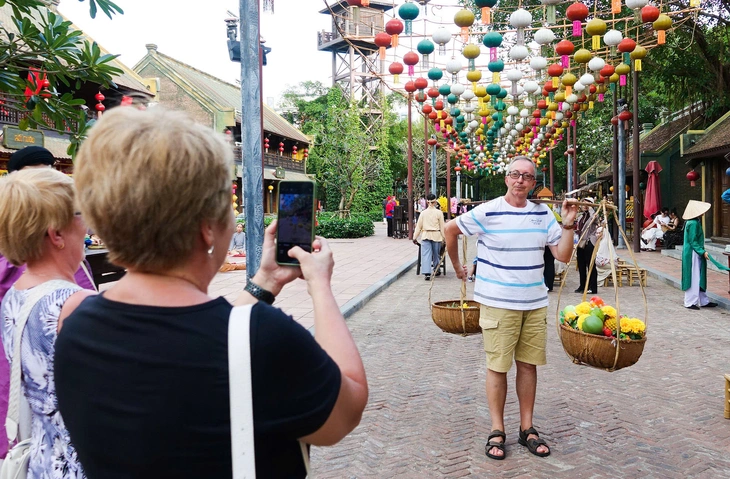 Tết là cao điểm, không phải nghỉ lễ: Du lịch từ đón đông khách đến 'đón khách văn minh' - Ảnh 2.