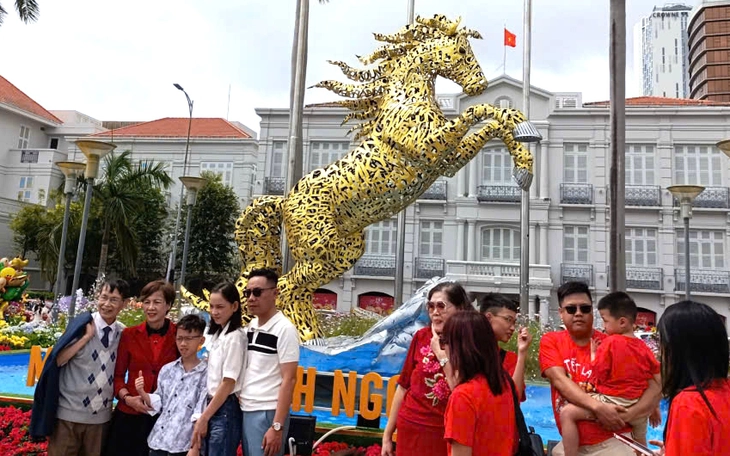 Du khách ùn ùn đổ về Hội An ngày mùng 1 Tết, phố cổ đông nghẹt người - Ảnh 3.