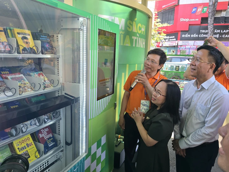 Độc lạ Lễ hội đường sách xuân 2026: lì xì sách bằng máy ATM - Ảnh 2.