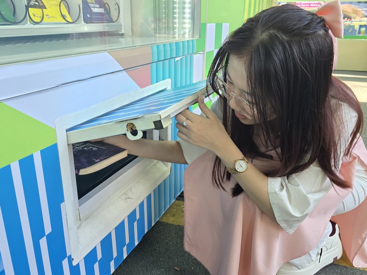 Độc lạ Lễ hội đường sách xuân 2026: lì xì sách bằng máy ATM - Ảnh 6.