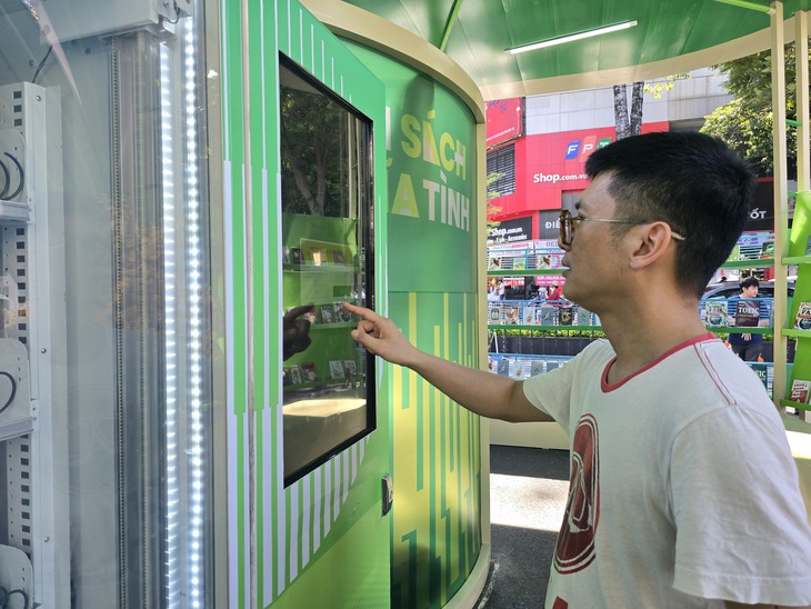 Độc lạ Lễ hội đường sách xuân 2026: lì xì sách bằng máy ATM - Ảnh 5.