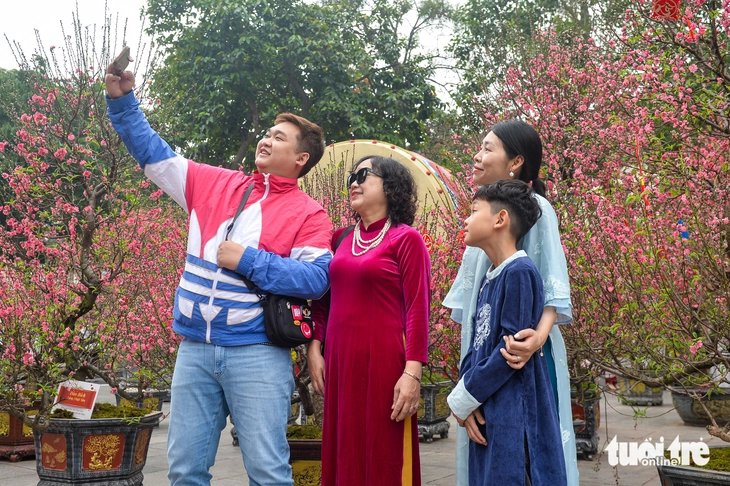 Hà Nội sáng mùng 1 Tết Bính Ngọ, bình yên và rạng rỡ - Ảnh 2.