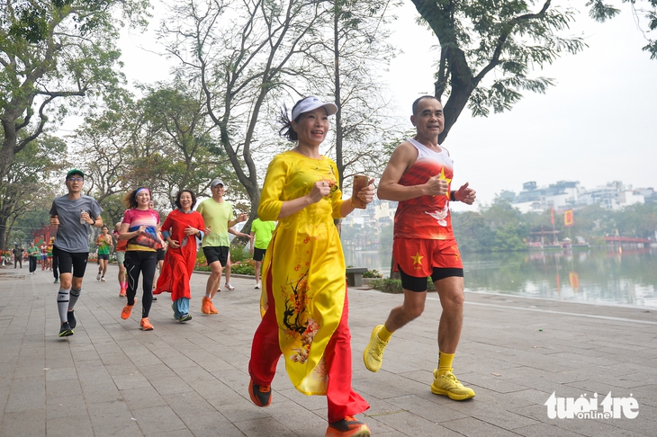 Hà Nội sáng mùng 1 Tết Bính Ngọ, bình yên và rạng rỡ - Ảnh 8.