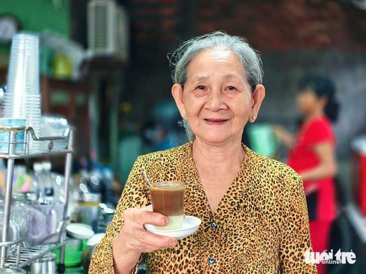 Ngày Tết, uống cà phê vợt đón bình minh tại quán hơn 50 năm tuổi ở An Giang - Ảnh 4.