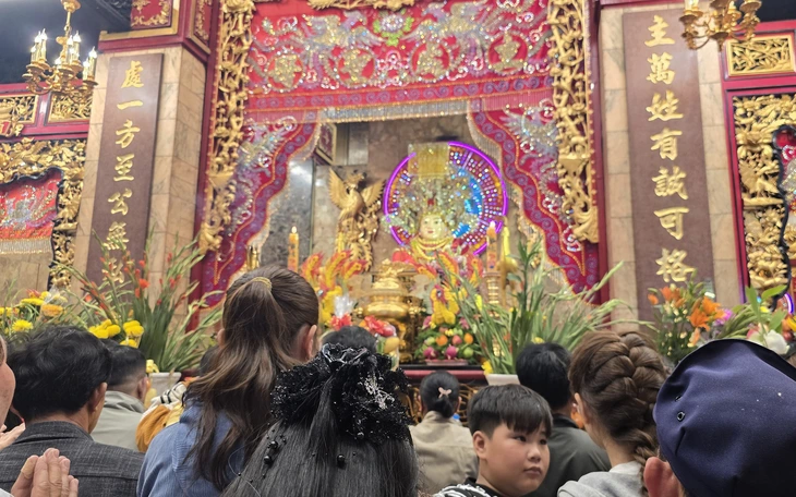 Rộn ràng lễ phục hiện rước tượng Bà Chúa Xứ núi Sam và nấu 9 loài hoa tắm Bà - Ảnh 11.