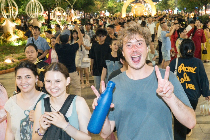 Chàng rể Hà Lan say mê không khí yên bình ngày Tết - Ảnh 3.