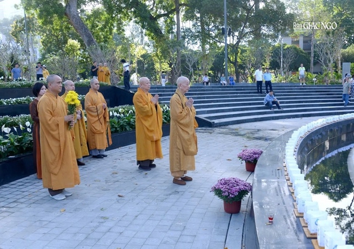 Hòa thượng Thích Trí Quảng tưởng niệm đồng bào tử vong vì COVID-19 tại công viên số 1 Lý Thái Tổ - Ảnh 2.
