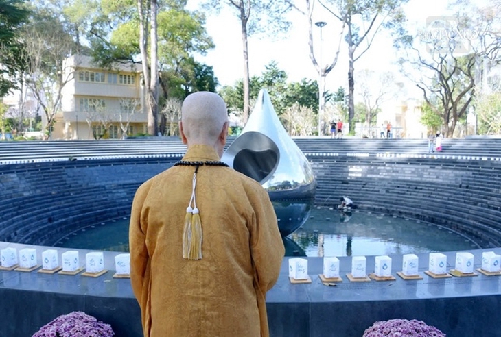 Hòa thượng Thích Trí Quảng tưởng niệm đồng bào tử vong vì COVID-19 tại công viên số 1 Lý Thái Tổ - Ảnh 3.