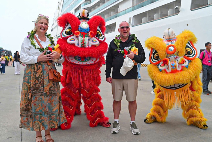 Quảng Ninh đón 2.400 du khách quốc tế đến ‘xông đất’ - Ảnh 1. khách quốc tế - Ảnh 1.