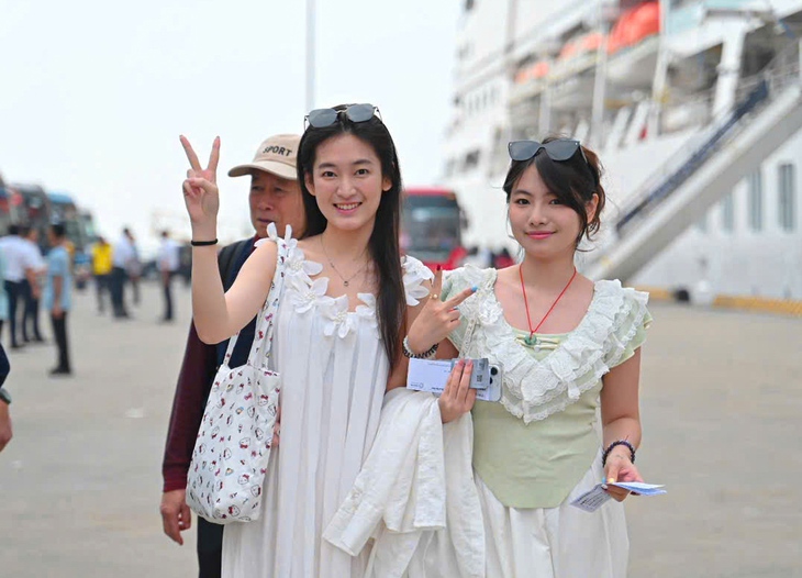 Quảng Ninh đón 2.400 du khách quốc tế đến ‘xông đất’ - Ảnh 4. Ngày đầu năm, Quảng Ninh đón 2.400 du khách quốc tế đến ‘xông đất’ - Ảnh 4.