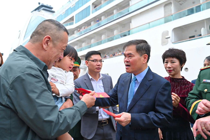 Quảng Ninh đón 2.400 du khách quốc tế đến ‘xông đất’ - Ảnh 2. khách quốc tế - Ảnh 2.