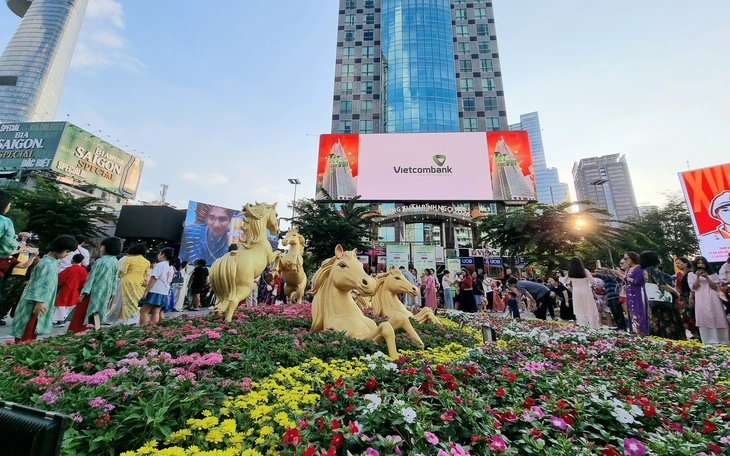 Vietcombank trao 1 tỉ đồng thiết bị y tế, tặng 200 suất quà tại Hóc Môn - Củ Chi - Ảnh 3.