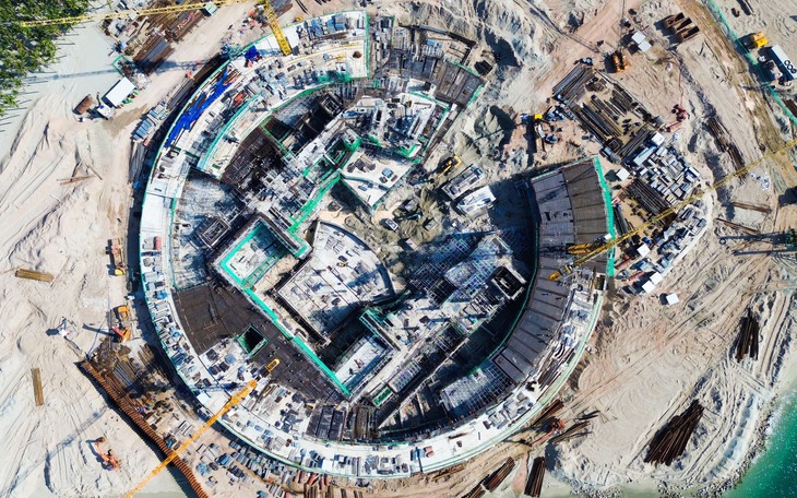 Phó Thủ tướng Nguyễn Chí Dũng thăm, tặng quà Tết cho công nhân làm dự án đón APEC 2027 ở Phú Quốc  - Ảnh 3.