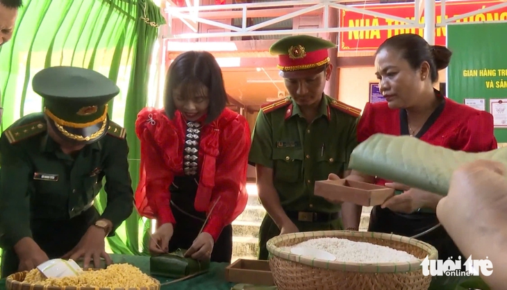 Lúa nếp vàng ruộng, người dân vùng biên mở 'phiên chợ số' đón xuân - Ảnh 4.