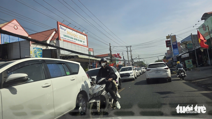 Hàng chục ngàn lượt khách đổ về 'nóc nhà miền Tây' mùng 2 Tết - Ảnh 2.