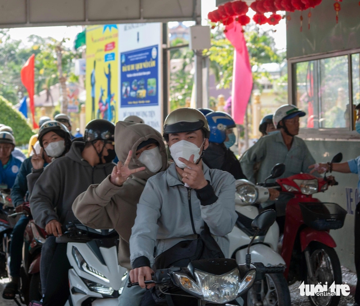 Hàng chục ngàn lượt khách đổ về 'nóc nhà miền Tây' mùng 2 Tết - Ảnh 4.