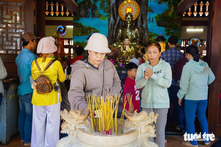 Hàng chục ngàn lượt khách đổ về 'nóc nhà miền Tây' mùng 2 Tết - Ảnh 5.