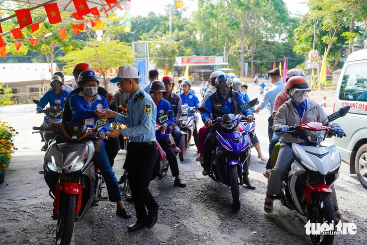 Hàng chục ngàn lượt khách đổ về 'nóc nhà miền Tây' mùng 2 Tết - Ảnh 6.