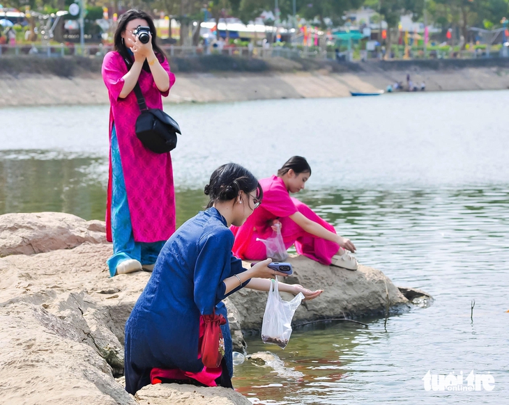 Hàng chục ngàn lượt khách đổ về 'nóc nhà miền Tây' mùng 2 Tết - Ảnh 7.