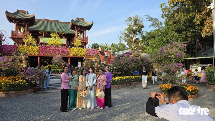 Hàng chục ngàn lượt khách đổ về 'nóc nhà miền Tây' mùng 2 Tết - Ảnh 7.