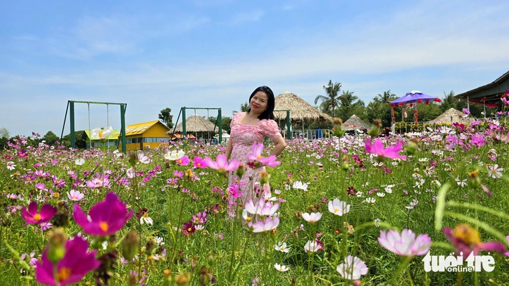 Hàng chục ngàn lượt khách đổ về 'nóc nhà miền Tây' mùng 2 Tết - Ảnh 9.