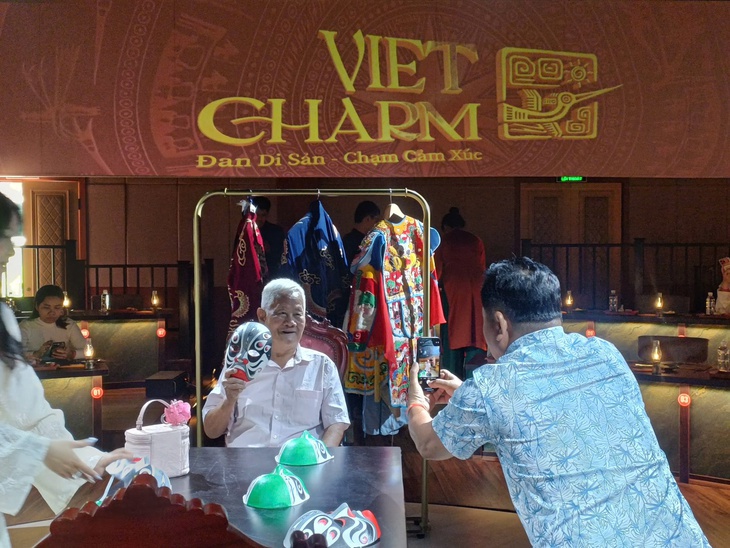 Ẩm thực ‘Đan di sản, chạm cạm xúc’ cháy vé trong ngày ra mắt mùng 1 Tết - Ảnh 2.