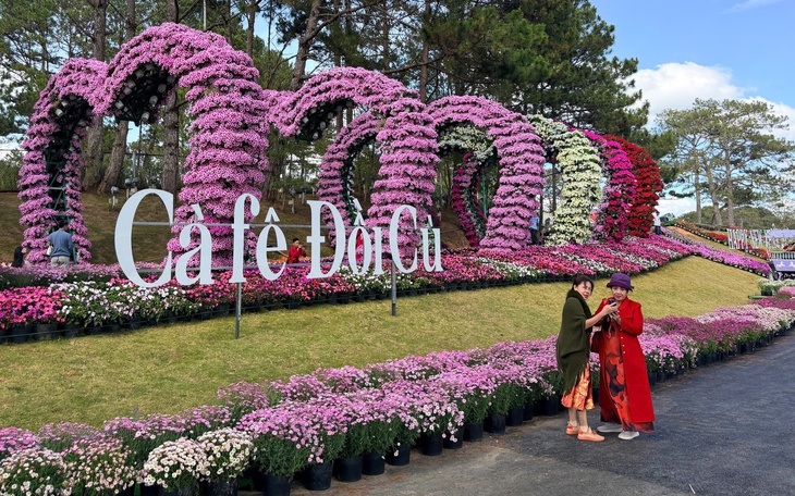 Hàng chục ngàn lượt khách đổ về 'nóc nhà miền Tây' mùng 2 Tết - Ảnh 3.