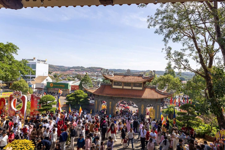 Mùng 2 Tết, du khách bắt đầu lên Đà Lạt nhưng chưa quá đông - Ảnh 3.