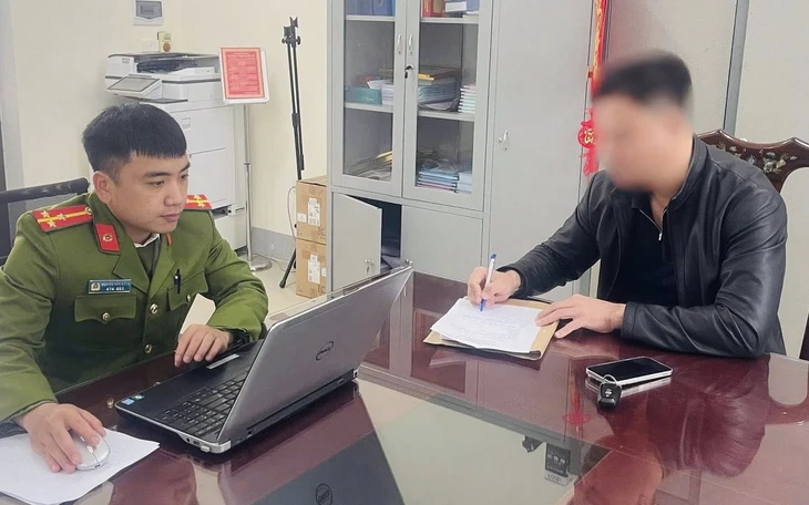 Khởi tố người đàn ông "khóa đầu, khóa đuôi" xe ngày mùng 2 Tết gây bức xúc - Ảnh 3.